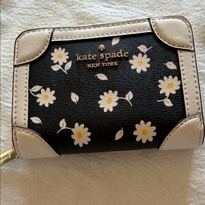 NWT Kate Spade Traveler Small Zip Card Case Wallet Black and White Daisy Wallet